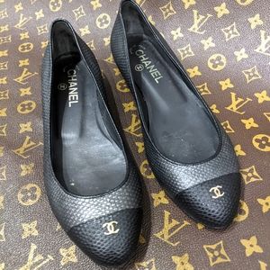 Chanel CC Grey & Black leather flat ballerina shoes sz 37